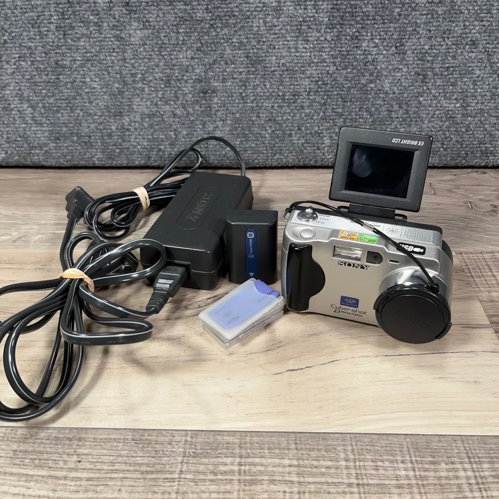 Sony Cyber-shot DSC-S50 Digital Camera OS 2.1MP 6x Zoom Silver Bundle Works